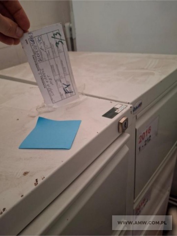 Sprzęt infrastruktury - pakiet zawierający 12 poz. asort. (wg oddzielnego wykazu), w tym m.in.: biurka, gabloty wolnostojące, kątowniki perforowane, krzesła, regały biblioteczne itp. 